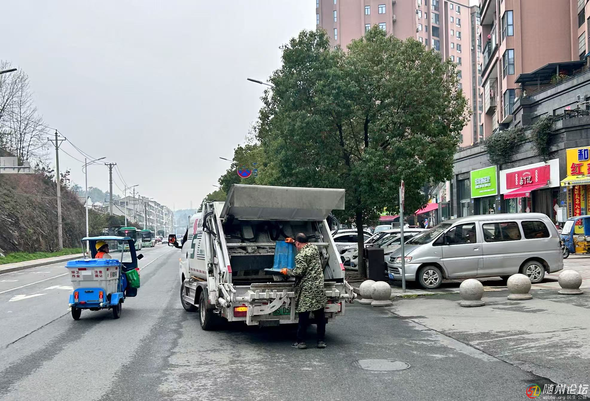 涢水街道打造撤桶并點白云大道示范路